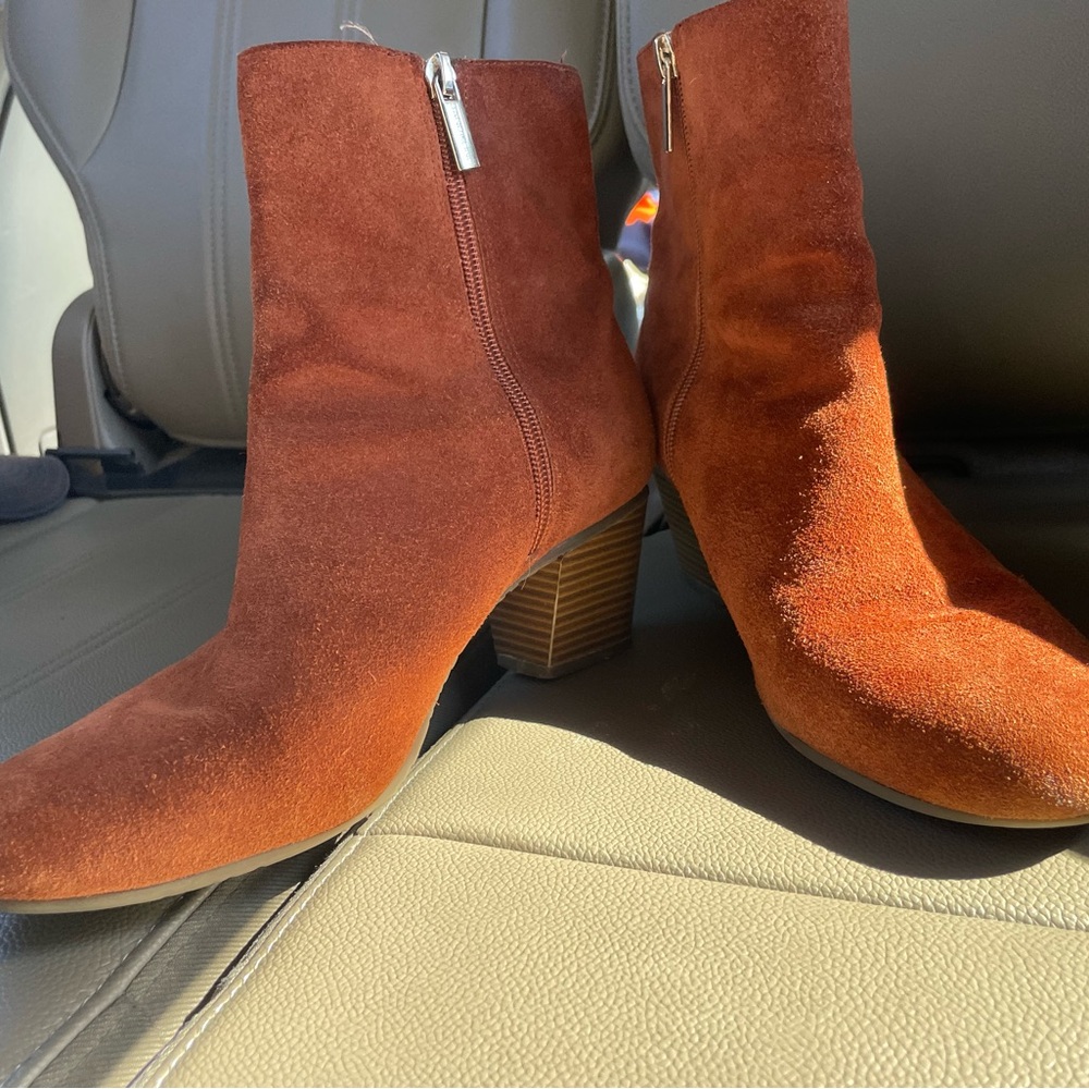 Brown Bandolino ankle boots
Size 8